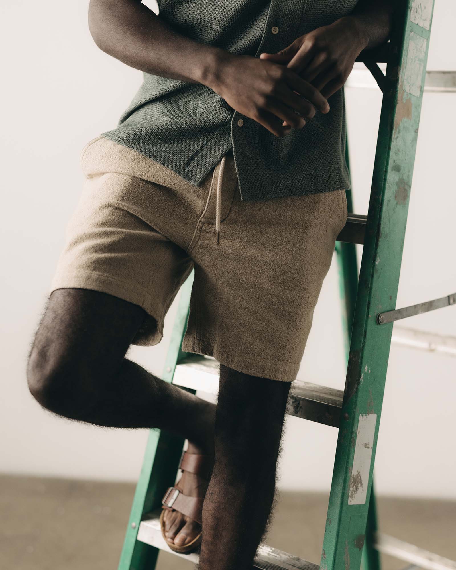 The Apres Short in Heather Oat Crepe - Image 2